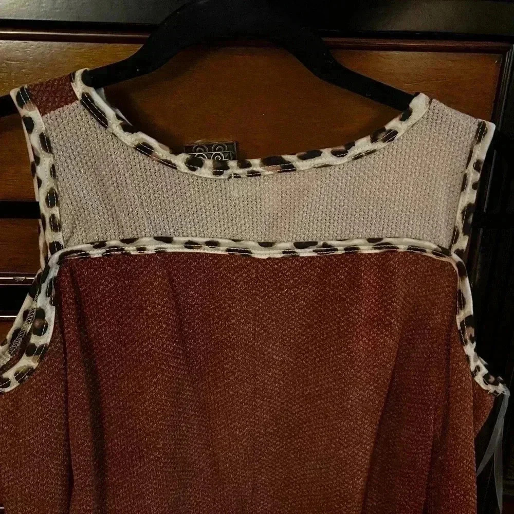 WOMENS HAPTICS COLD SHOULDER BEAUTIFUL TOP NWOT SZ LARGE - Picture 3 of 13